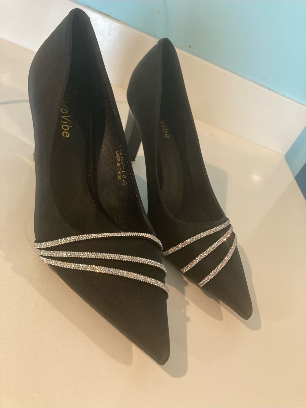 Black Pointed-Toe Pumps Heel with Rhinestone